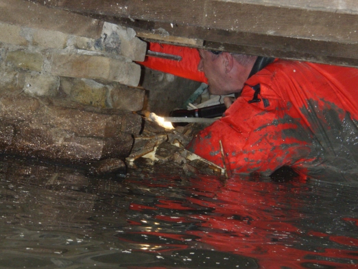 visuele inspectie houten begane grondvloer vanuit kruipruimte